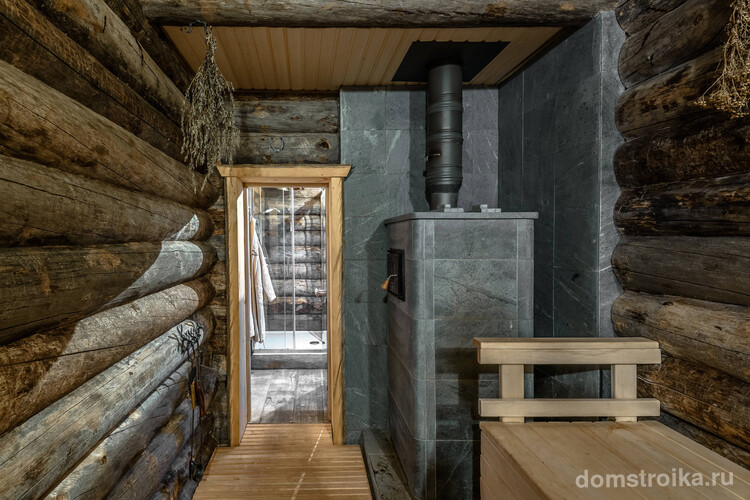 Уютная баня с дровяной печью