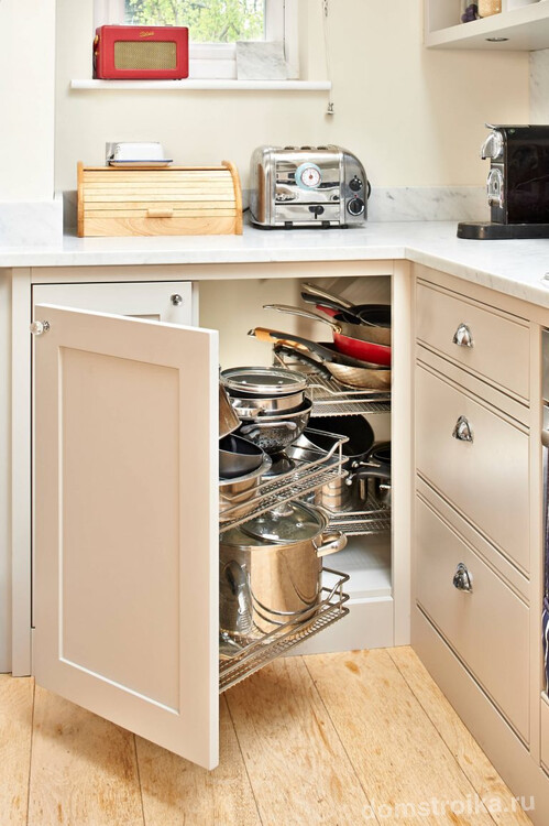 Волшебный уголок на кухне позволит сэкономить немало полезного пространства и избежать беспорядка на полках и внутри шкафов