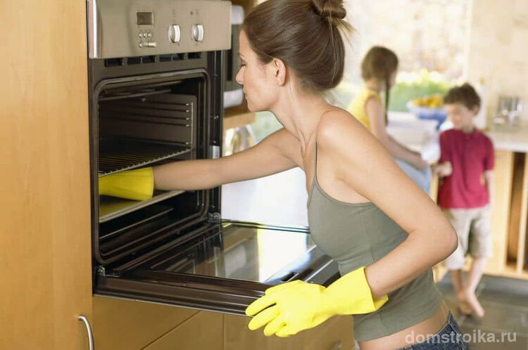 На сегодняшний день хозяйки все чаще отказываются от ручного мытья духовки