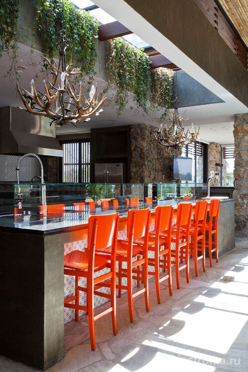 Оранжевые барные стулья сделают контрастным интерьер вашей кухни