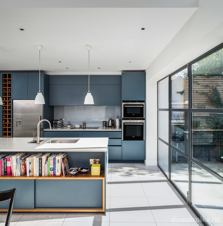Стильная кухонная мебель в пастельном синем цвете