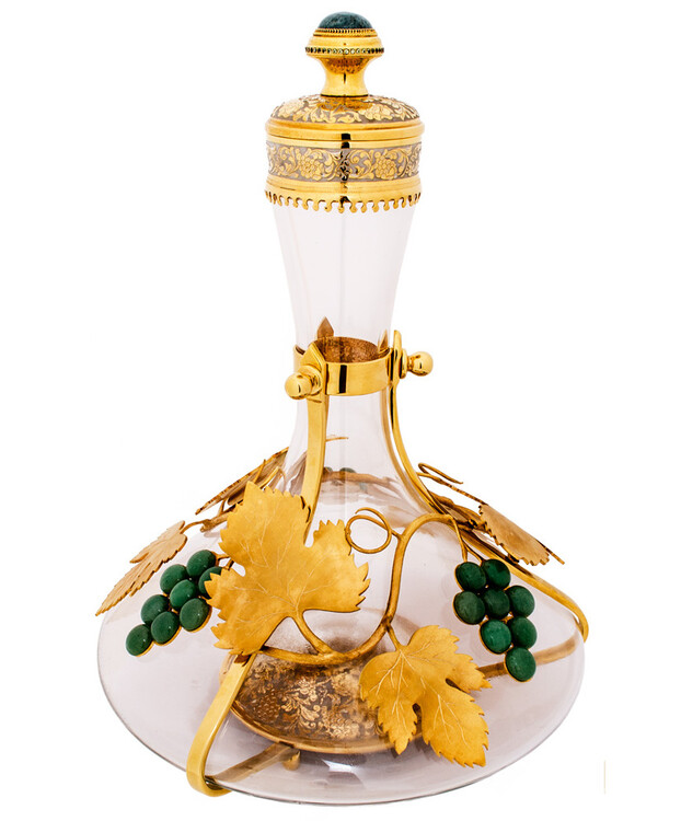 Винный кувшин с золотыми декоративными украшениями