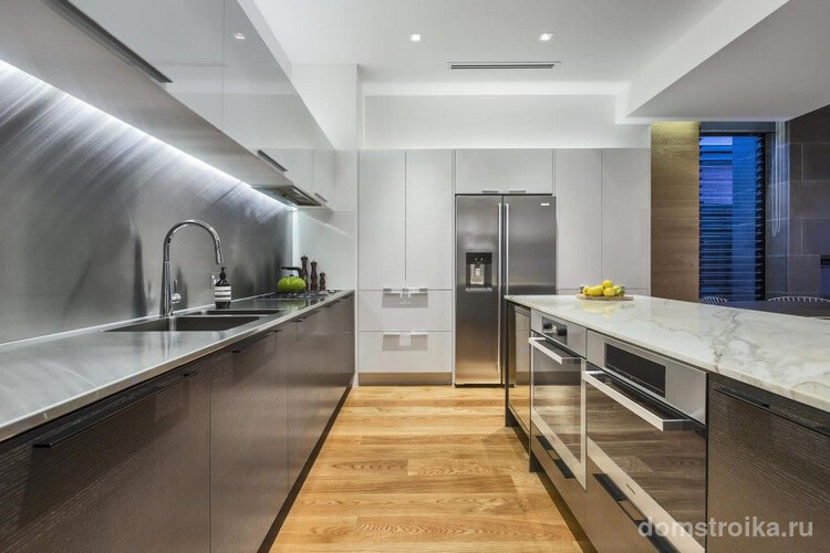 Современный интерьер металлического кухонного пространства