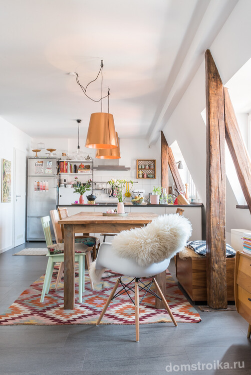 Светлые оттенки и лаконичные формы визуально расширяют небольшое пространство, а натуральные материалы и выразительные фактуры делают дизайн кухни в скандинавском стиле по-настоящему уютным
