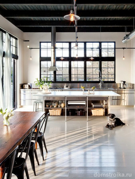 Комбинация белого помещения и кухонного гарнитура цвета металлик – это бесспорно, самый стильный вариант оформления кухонного интерьера