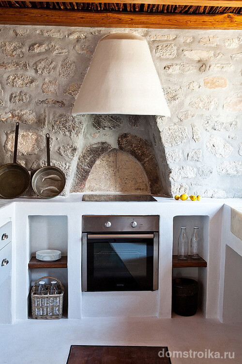 Потрясающая средиземноморская кухня, где вытяжка встроена в купол над печью