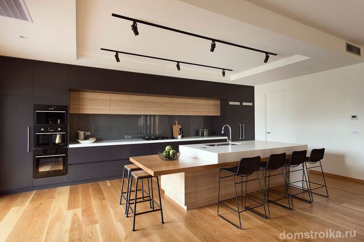 Деревянный пол смотрится шикарно в интерьере кухни в стиле модерн