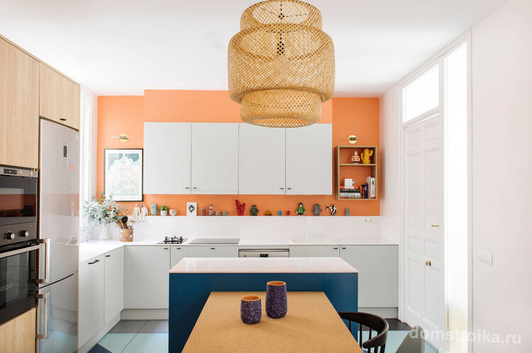 Угловой кухонный гарнитур может иметь не только вытянутую форму, а и квадратную, что позволяет очень компактно расставить мебель даже в самых небольших помещениях