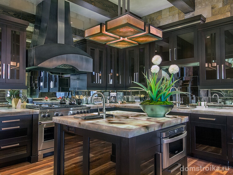 Отличное дизайнерское решение – декорирование кухонного пространства с помощью зеркал