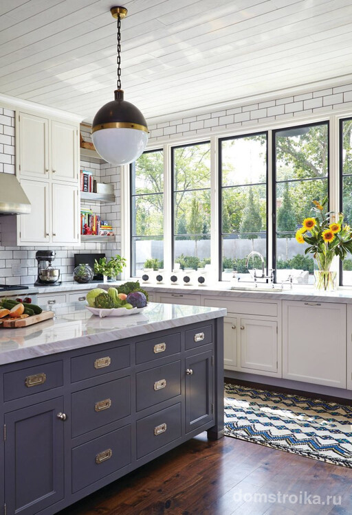Кухонная поверхность, расположенная вдоль окна, отличное место для кулинарных импровизаций и цветочного декора