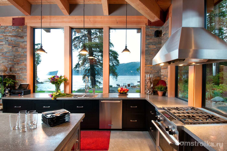 Использование пространства у окна сделает кухню визуально больше
