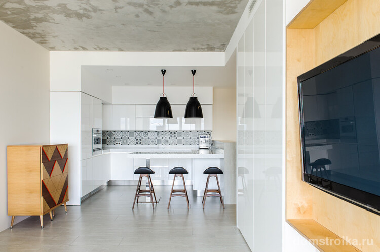Разная отделка потолка кухни и гостиной поможет зрительно отделить их друг от друга