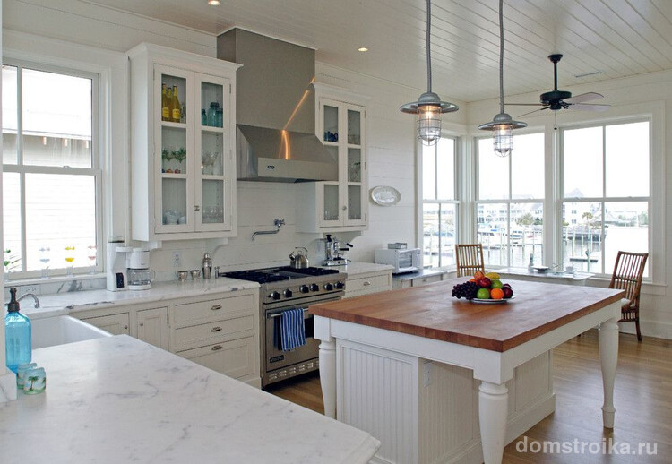 Реечный потолок в интерьере классической кухни белого цвета