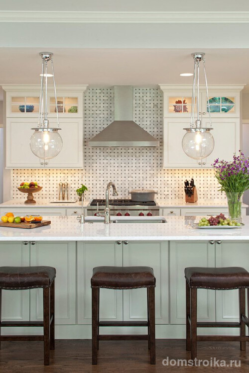 Мягкий зеленый в оформлении нижнего ряда кухонных фасадов выступает цветом-компаньоном для основного белого цвета