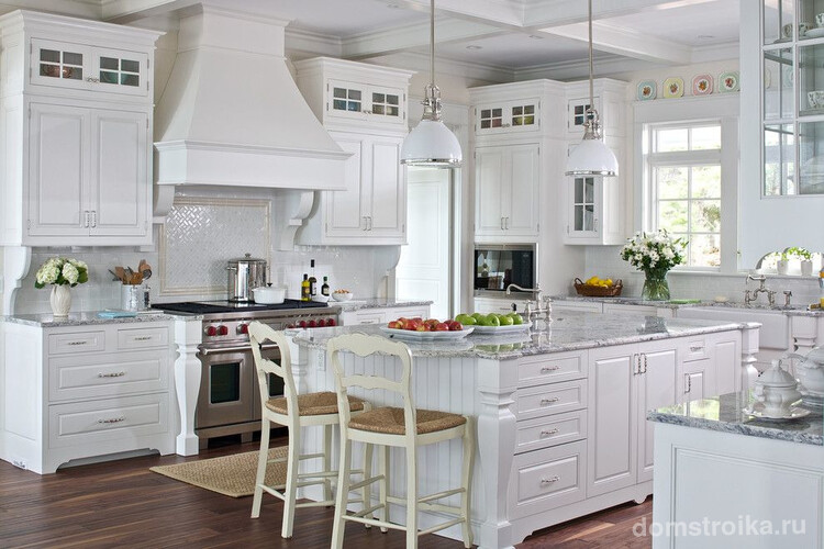 Классическая кухня белая: неброские пастельные обои в интерьере белой классической кухни. Бытовая техника, текстиль, декоративные элементы – дополнение интерьера деталями