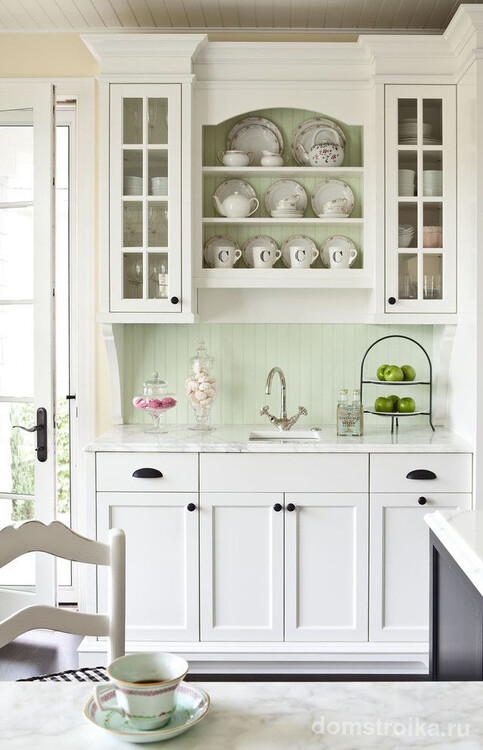 Легкость, нежность и романтичность в дизайне интерьера белой классической кухни с дополнительными пастельными оттенками в отделке