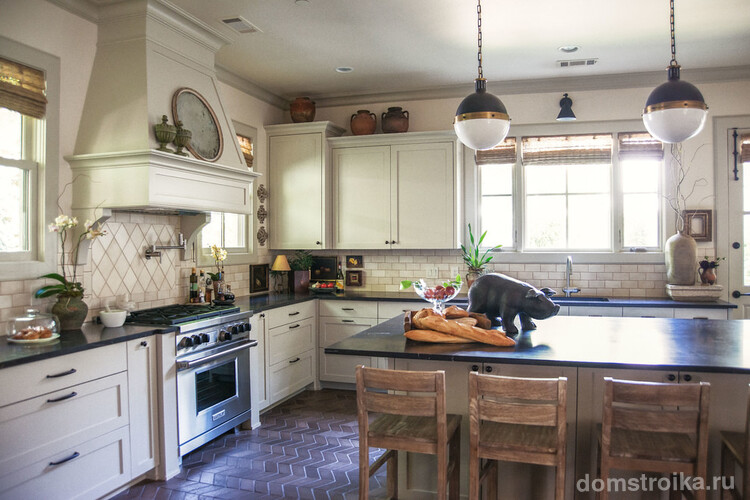 В кухне деревенского стиля актуально применение отделочной плитки с эффектом состаривания