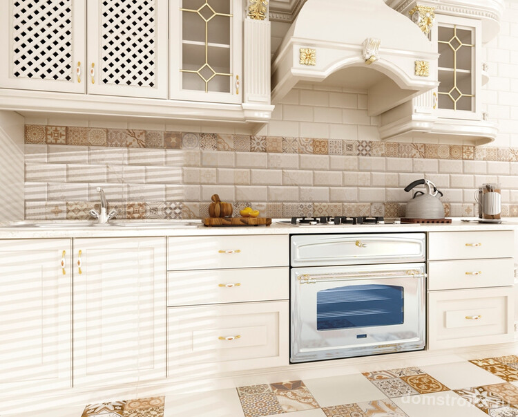 Настенная и напольная плитка в стиле пэчворк с узорным поясом на фартуке кухни разнообразят интерьер помещения
