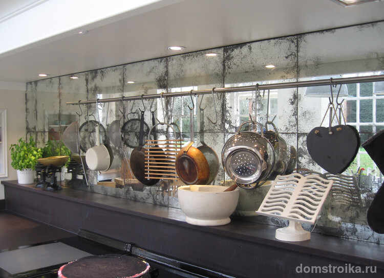 Зеркало в кухонном интерьере: секреты визуального расширения кухни