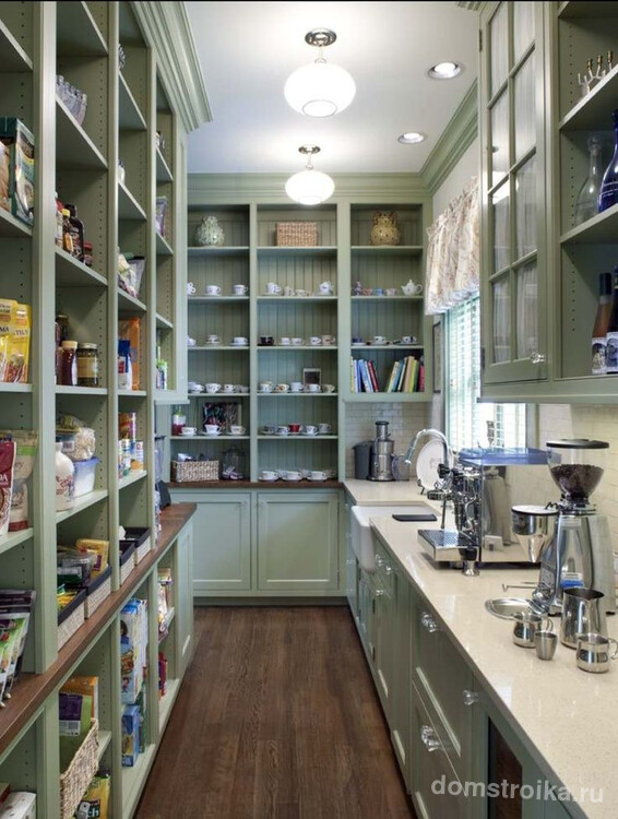 Серо-голубой цвет хорошо уравновешивает впечатление от изобилия кухонной утвари в шкафчиках