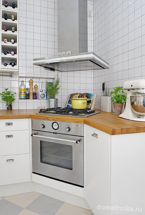 Безусловно есть интересные решения для кухонных углов без шкафчиков, но они позволительны лишь при наличии дополнительного пространства