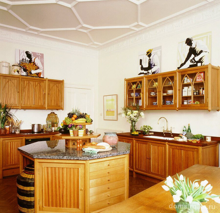 Приятный соломенно-древесный цвет кухонной мебели будет радовать Вас даже в пасмурный день