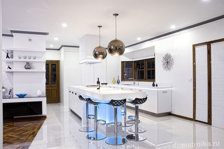 Фото 3 - Стильные светильники серебряного цвета прекрасно сочетаются в белой кухне