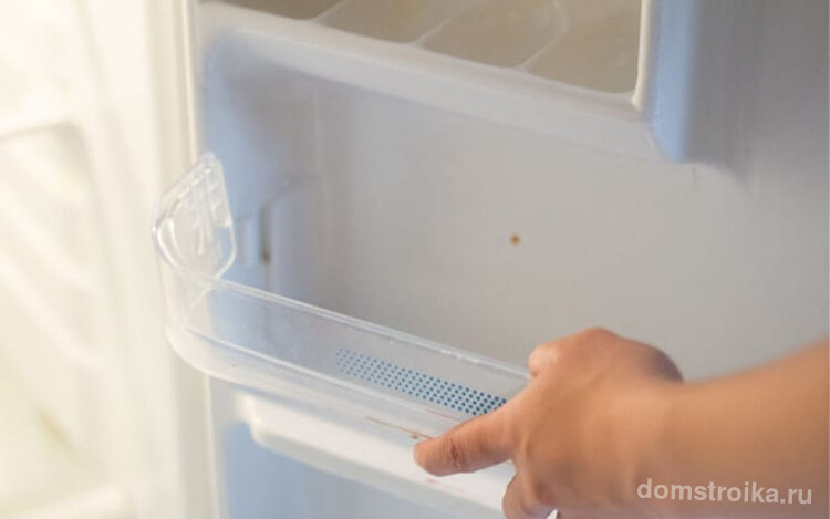 Все, что вынимается из холодильника лучше мыть под проточной водой