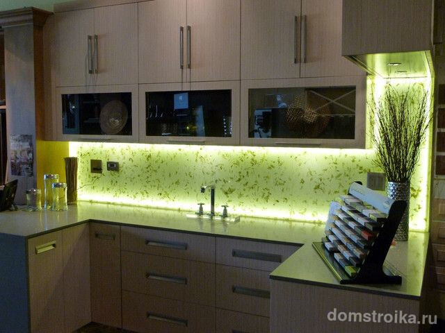 Небольшое количество светодиодной ленты, и Ваша кухня полностью преобразована