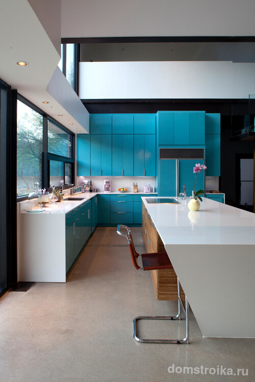 Ярко-голубая кухня с глянцевыми фасадами со встроенной внутри техникой