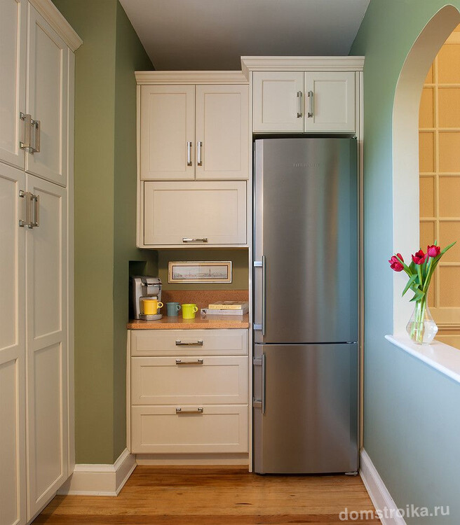 Узкий холодильник экономит место на маленькой кухне