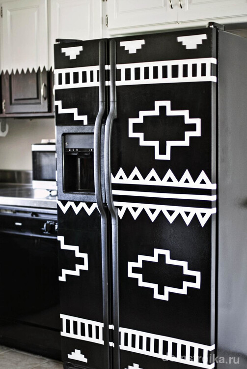 Холодильник с необычным контрастным рисунком