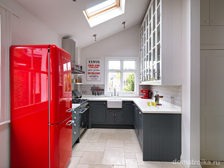 Ярко красный холодильник отличный ретро-акцент в дизайне вашей кухни