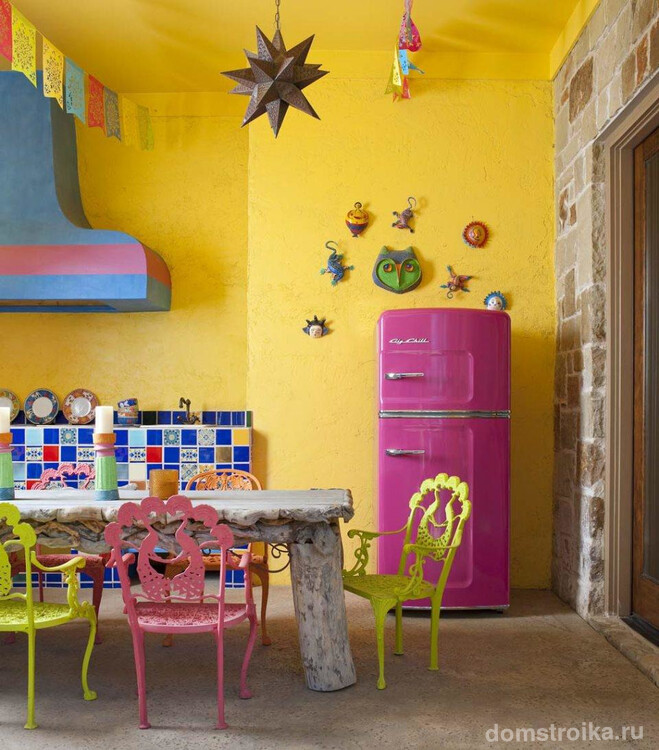 Сочный интерьер в мексиканском стиле с ретро холодильником