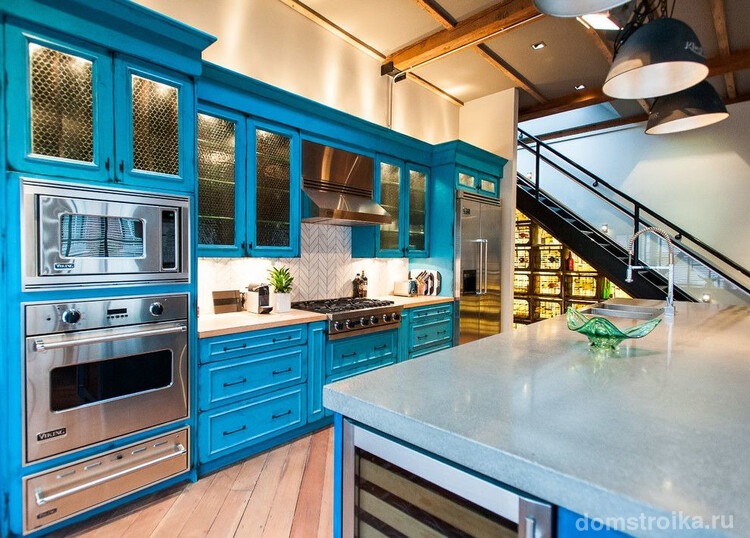 Сочный голубой цвет мебели вместе с такой встроенной кухней сделают любое приготовление пищи увлекательным процессом