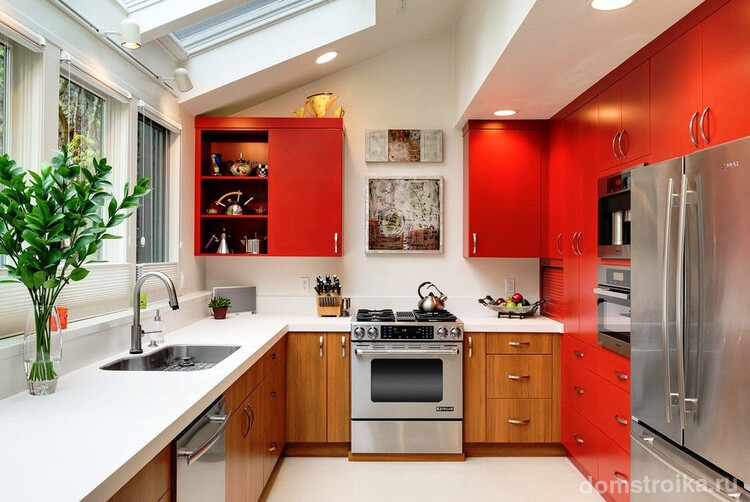 Такая цветовая гамма для встроенной кухни – прекрасный вариант, так как красный цвет возбуждает аппетит, а серебряный побуждает к действию