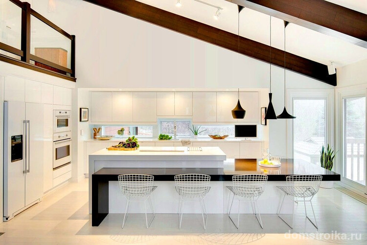Встроенная кухня в белых тонах с чёрными деталями станет стильным и «вкусным» райским уголочком в квартире