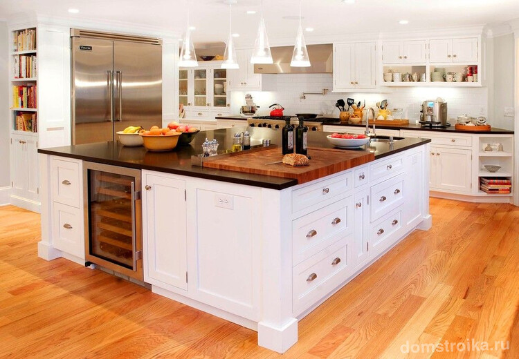 Главная черта встроенной кухни – компактность – позволяет поместить большой многофункциональный стол в центре интерьера