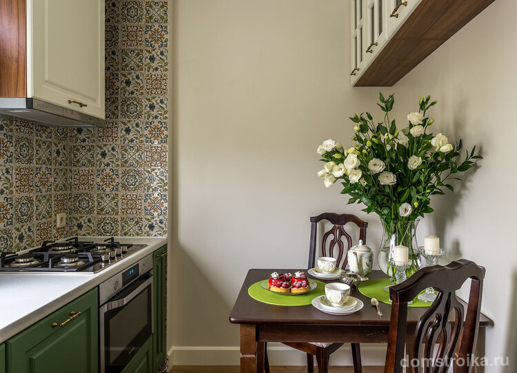 Красивая узорная плитка хорошо смотрится на небольшой классической кухне