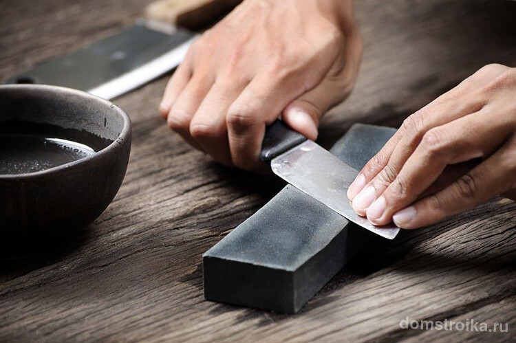 Самый традиционный способ заточки ножей своими руками - это точильный камень