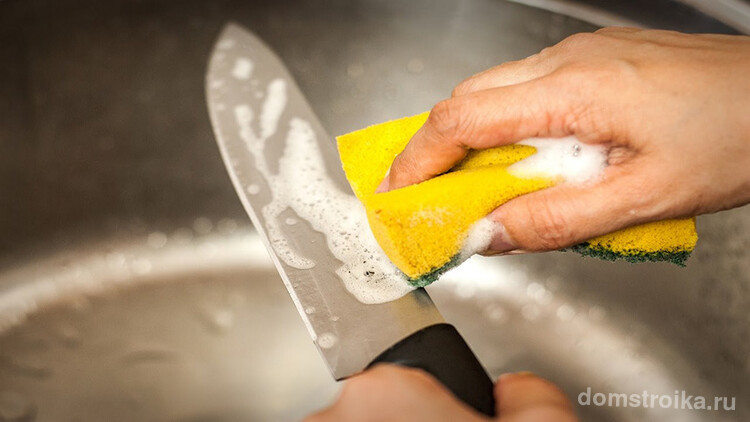 Промывать нож необходимо в промежутках между заточкой