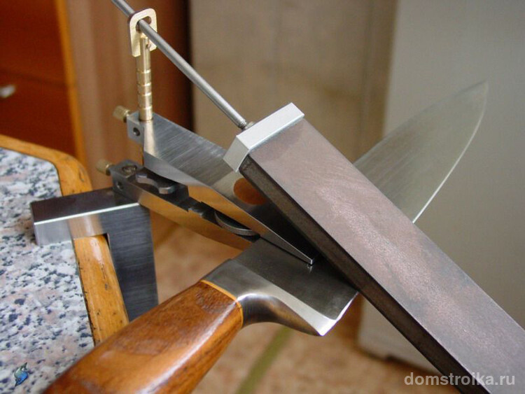 Уголок для заточки ножей, который крепится к мебели