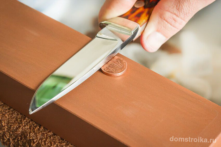 С помощью монеты можно определить угол наклона, при котором необходимо точить нож