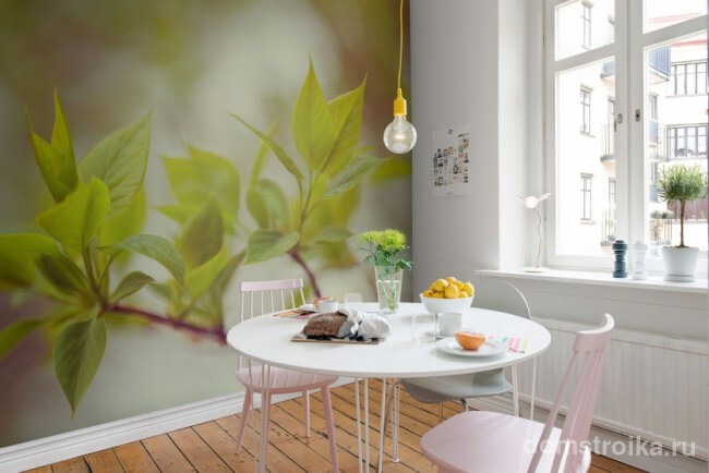 Фотообои на кухню (цветы или ветви) помогут создать желаемый акцент на короткой стене