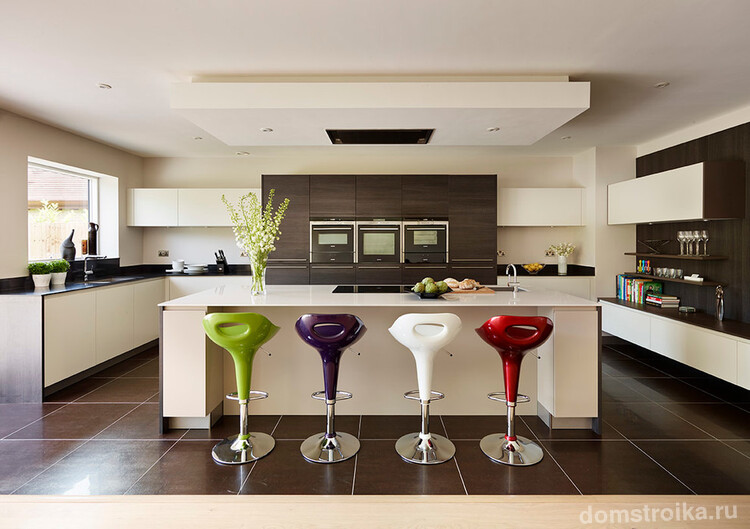 Яркие цветные аксессуары в виде стульев на контрастной кухне