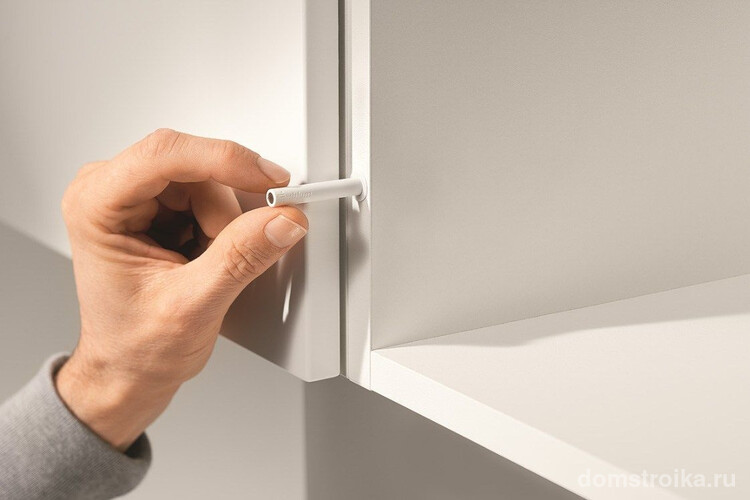Доводчики для кухонных шкафов: миниатюрный доводчик на кухонном шкафчике