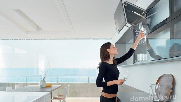 Большинство современных кухонных шкафов оснащено доводчиками