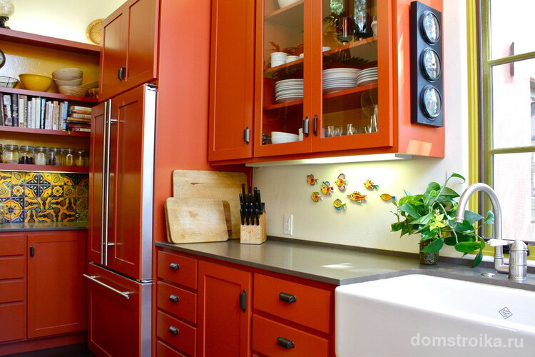 Холодильник встроенный в кухонный гарнитур яркого оранжевого цвета
