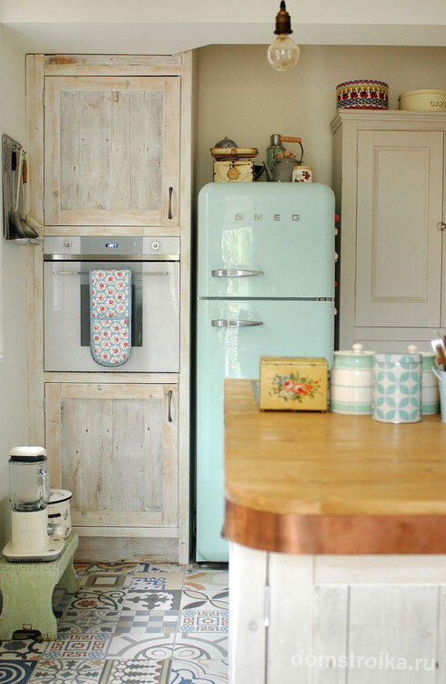 Светлая винтажная кухня с необычным цветным холодильником