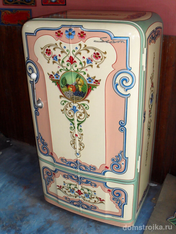 Необычный цветной холодильник с цветочными мотивами